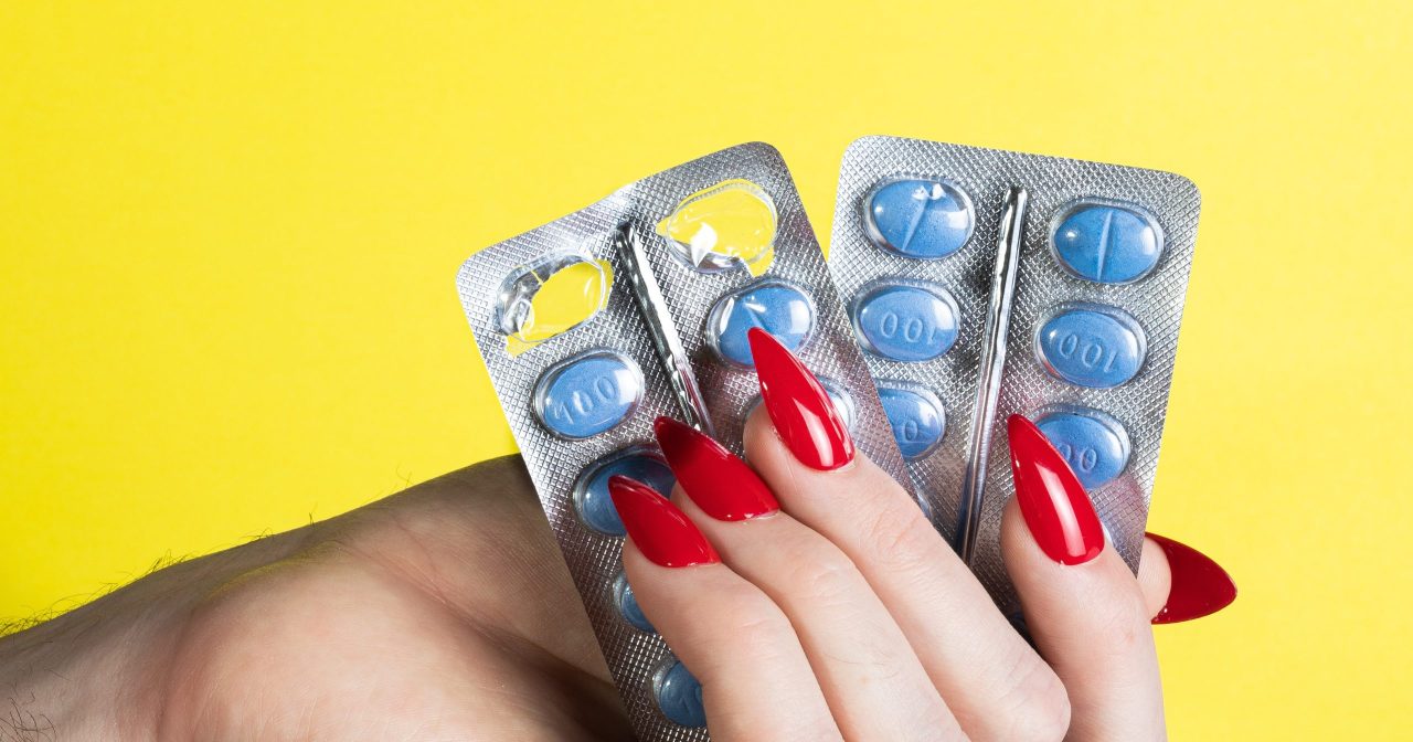 女性が媚薬を持つ